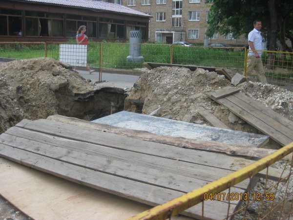 Лужков, уходя, сказал Собянину, что под одним из московских тротуаров зарыт клад (с) Лужков, уходя, сказал Собянину, что под одним из московских тротуаров зарыт клад (с)